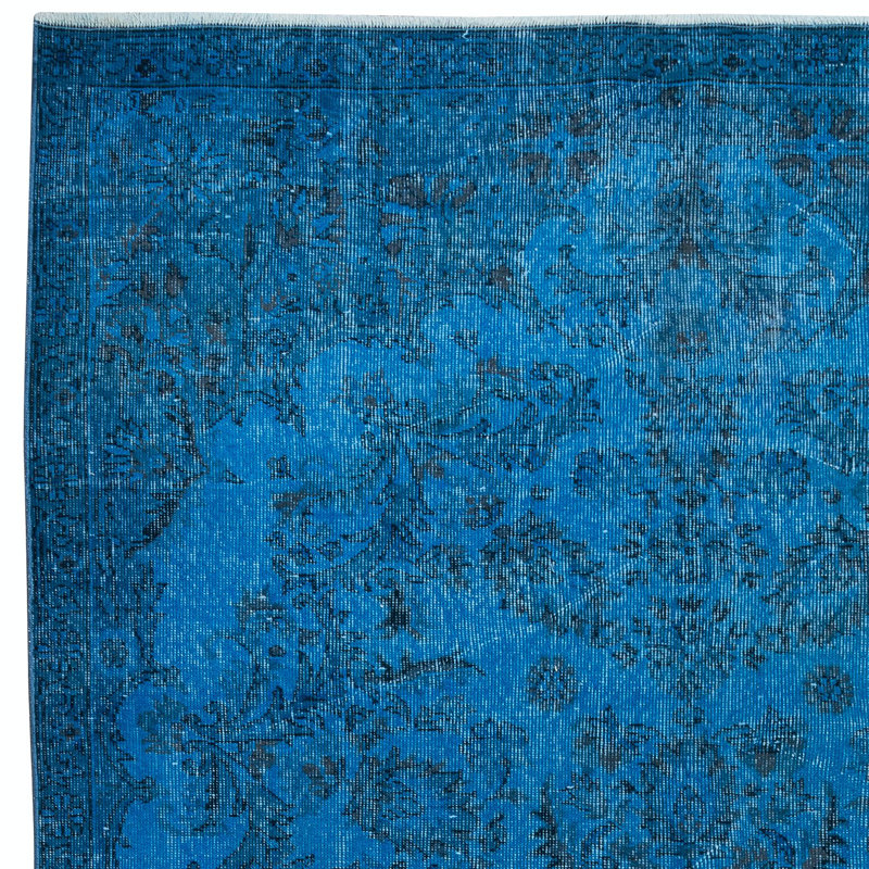 Tapis turc de 6,3 x 10 pi à motif floral fabriqué à la main et teint en bleu