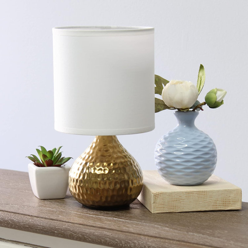Mini lampe de table goutte à goutte martelée à texture dorée avec abat-jour blanc et ampoule à DEL Sylvania Truwave Natural Series