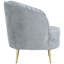 Chaise en velours gris avec accents dorés, salon confortable et élégant