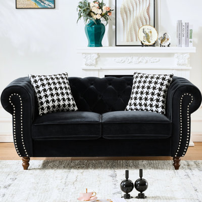Fauteuil 67 po en velours 2 places avec accoudoirs roulés et tête de clou, style européen, noir, assise mi-ferme, mousse haute densité et ressorts, accoudoirs roulés en bois de pin massif pour espace de vie principal