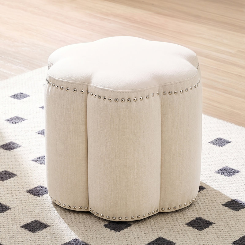 Repose-pieds rembourré en forme de pétale Thirza avec garniture cloutée et plateau rembourré, Beige
