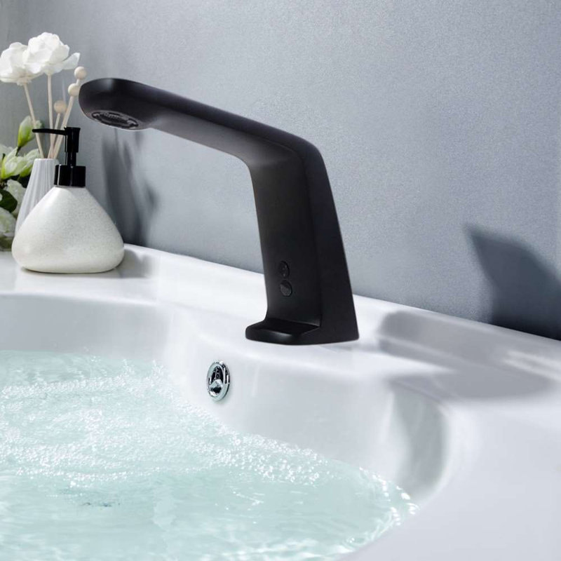 Robinet de salle de bain sans contact au design noir mat élégant pour un confort moderne mains libres