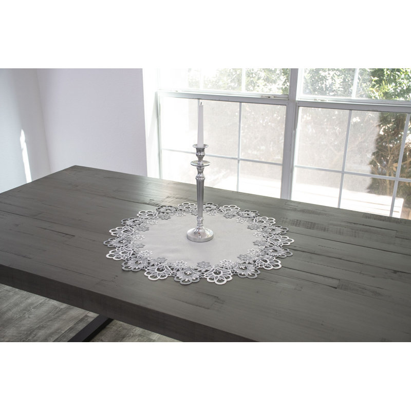 Napperon / plateau de table en dentelle argentée Stalnaker (rond 23 po)