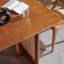 Ensemble de table de salle à manger simple en bois massif tissé en rotin.-109663353