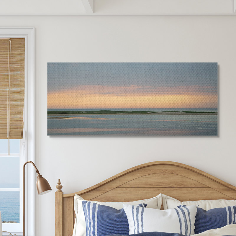 Paysage de plage apaisante au coucher du soleil, ciel par Brooke T. Ryan - Peinture, H 17 po x l 40 po, Toile tendue