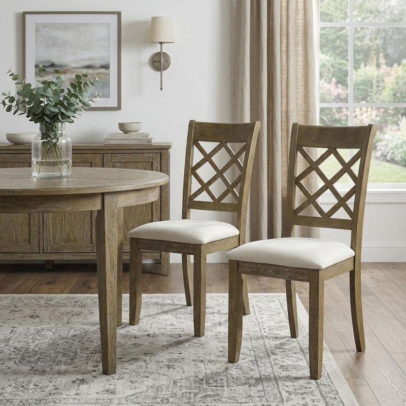 Ensemble de deux chaises d'appoint en lin beige et chêne à dossier croisé