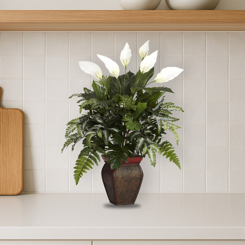 Mélange de plantes vertes et de spathyphillum en soie avec vase décoratif