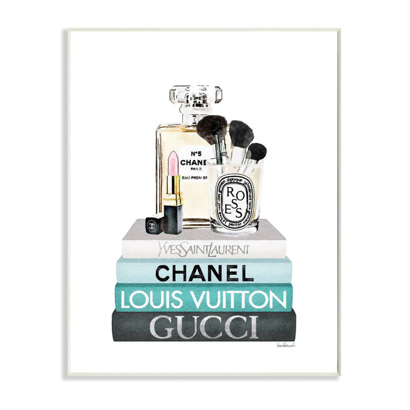 Impression d’art graphique sur bois « glam Essentials above Iconic designer Bookstack » par Amanda Greenwood, Plaque murale