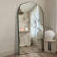 Miroir pleine grandeur surdimensionné et arqué en bois-354649895-354649892