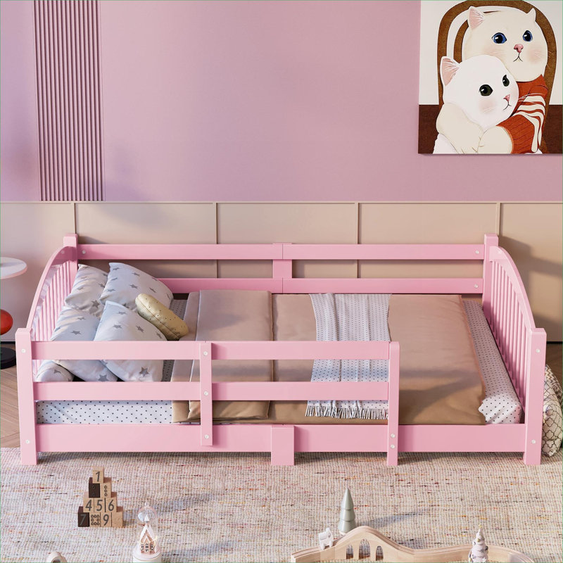Lit de sol pour chambre d'enfant Montessori, structure pleine grandeur en bois massif rosé avec garde-corps et lattes