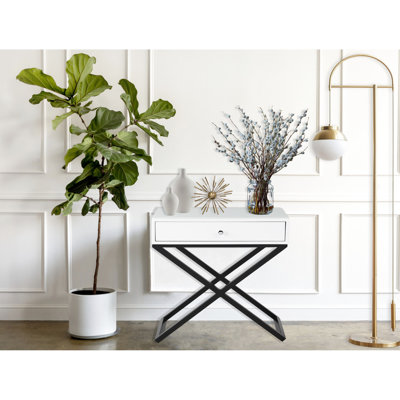Table d'appoint blanche de 23 po avec pieds croisés en métal noir et plateau en verre pour décoration de salon