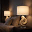 Lampe de table moderne pour table de chevet ou bureau - base sculpturale décorative pour table de salon ou petite chambre - 22 po, ivoire et blanc