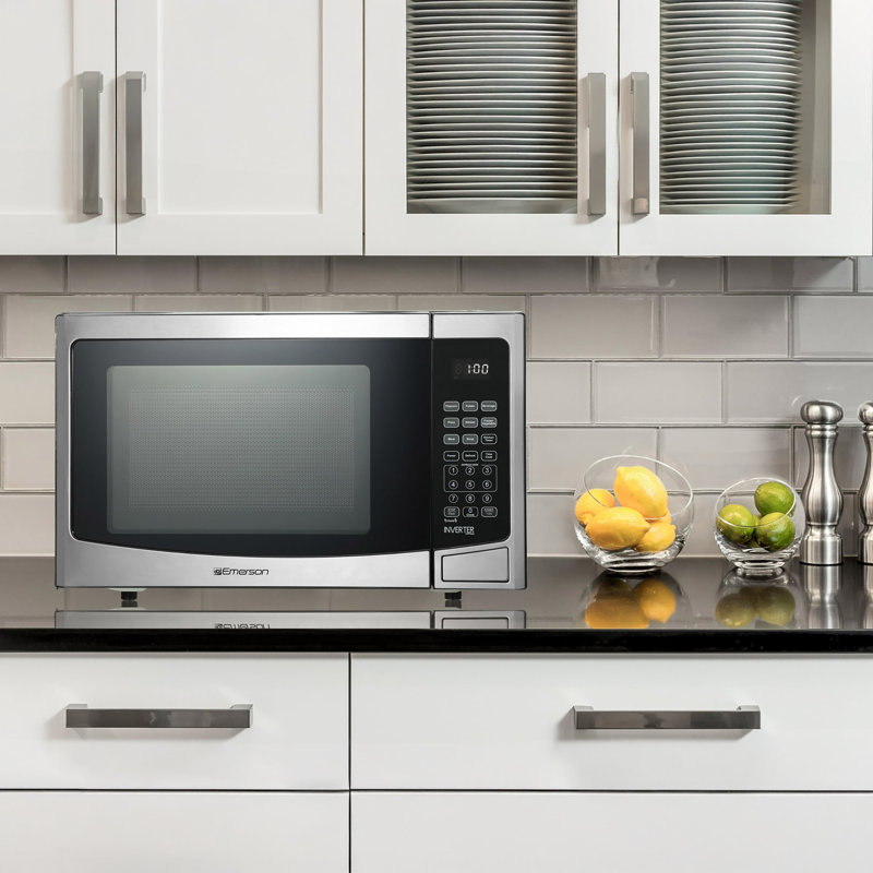 Four à micro-ondes de comptoir en acier inoxydable de 1,2 pi³ avec technologie inverseur Emerson