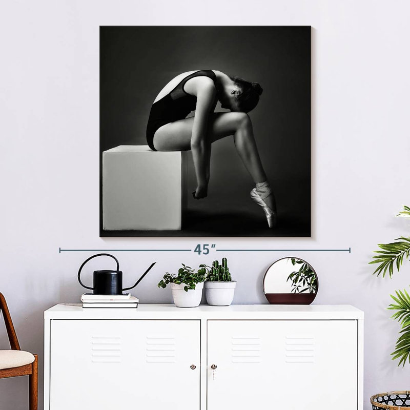 Danseuse de ballet sur une boîte, H 33 po x l 33 po