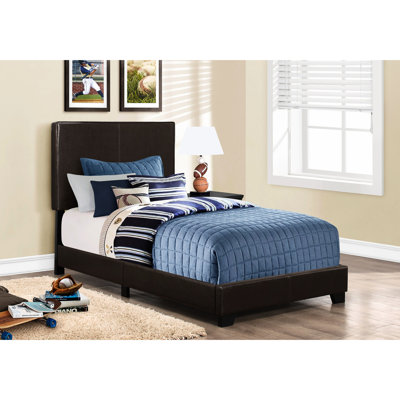 Lit simple dans une chambre à coucher avec une conception rembourrée confortable avec tête et cadre transitionnels bruns