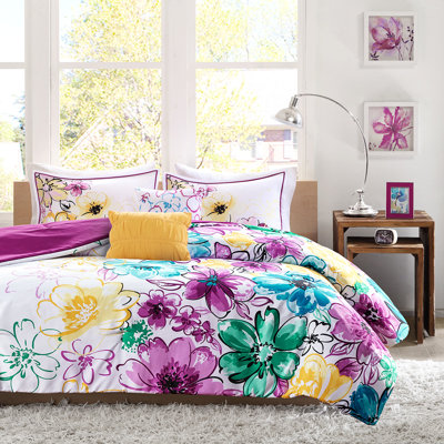 Édredon avec coussins décoratifs bleus à détails floraux saisissants