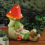 Jeune garçon gnome sous un champignon de jardin extérieur-14617274