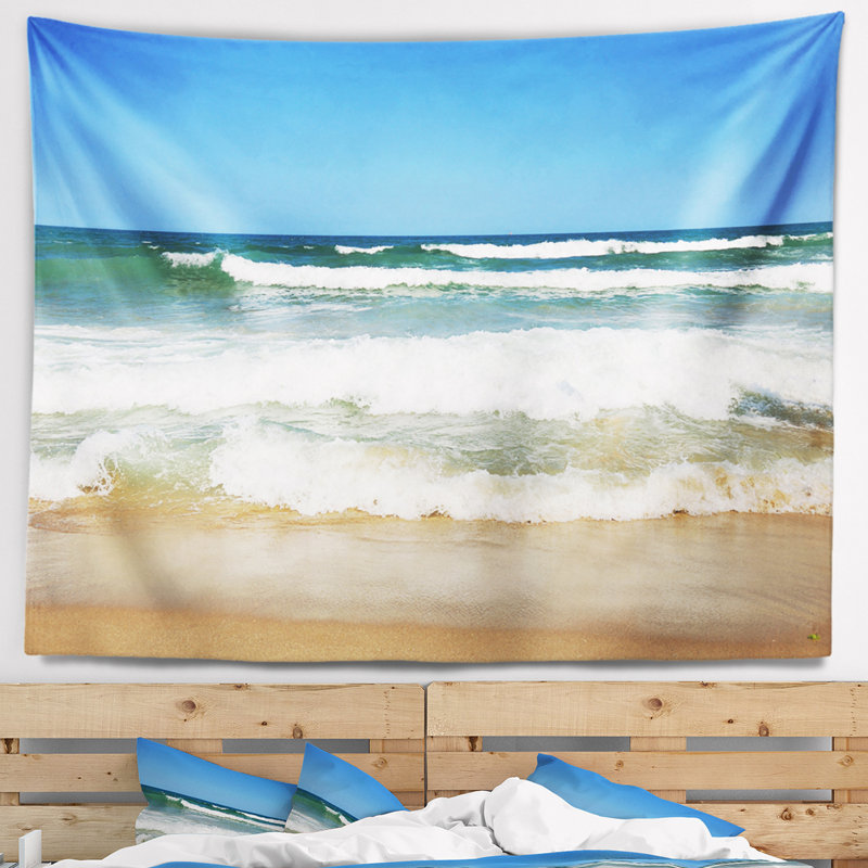 Bord de mer magnifique plage vide sous une tapisserie bleu ciel, H 50 po x l 60 po
