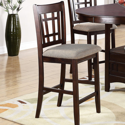 Paire de chaises à hauteur de comptoir, brun. Structure en bois massif et siège beige confortable. Convient aux espaces de salle à manger et de cuisine. Capacité de 250 lb 41 po de hauteur, 20 de largeur, 18 de profondeur et 2 sièges, conçus pour la salle à manger. Charge maximale. X
