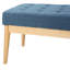 Banc en tissu bleu avec une base en bois de bouleau stable et des pieds capitonnés légèrement chic