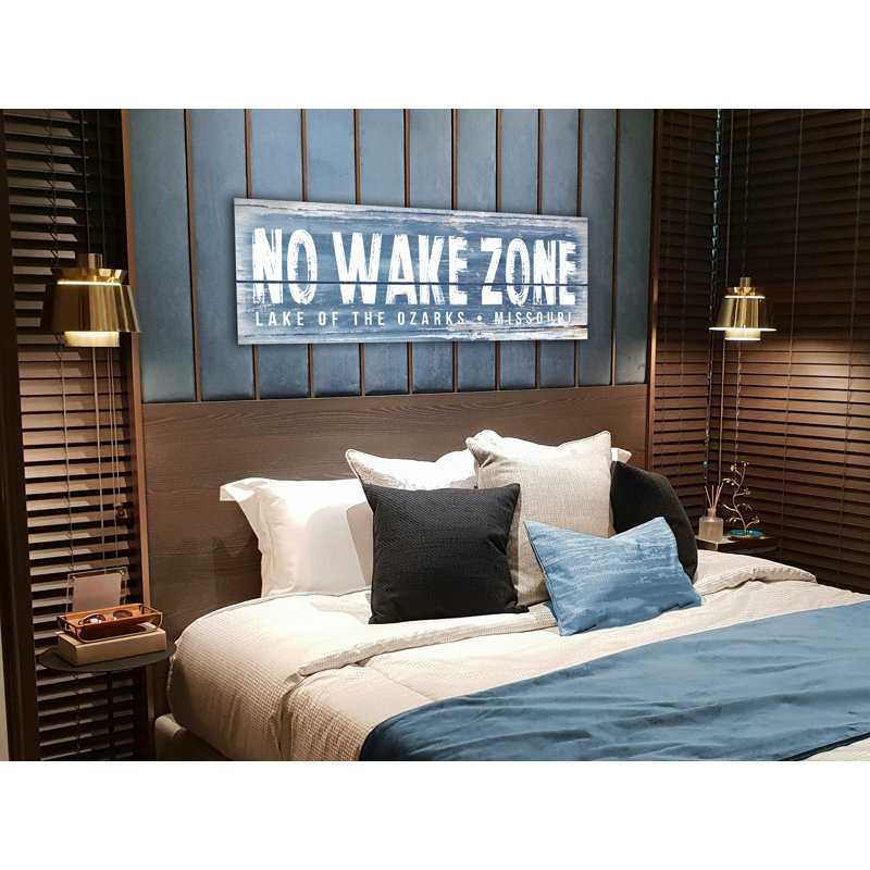 Nom de famille «No Wake Zone» personnalisé sur métal, H 12 po x l 36 po x P 0,04 po, Oui
