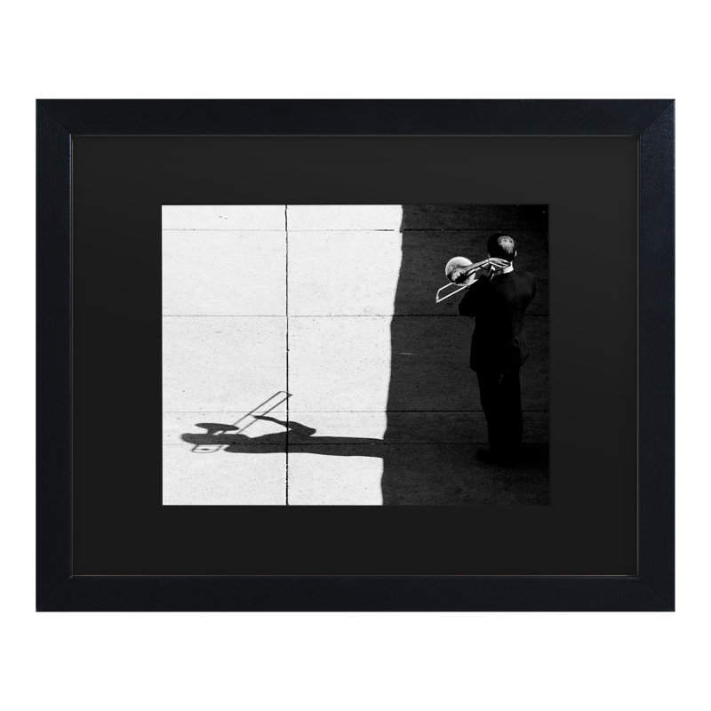 «Trombone Player» par Lars Hur - impression encadrée, H 13 po x l 16 po x P 0,75 po, Cadre noir, Noir