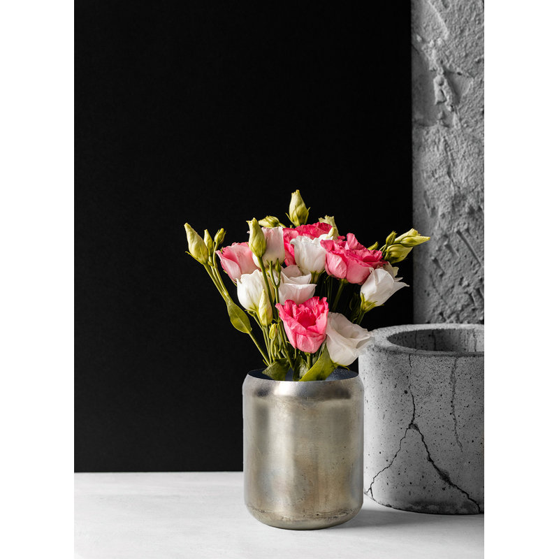 Vase en fer Mercer41 de 5,75 po de hauteur et 4,5 po de diamètre