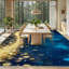 Tapis intérieur bleu doré lavable à la machine, motif sapin de Noël abstrait.-79803349