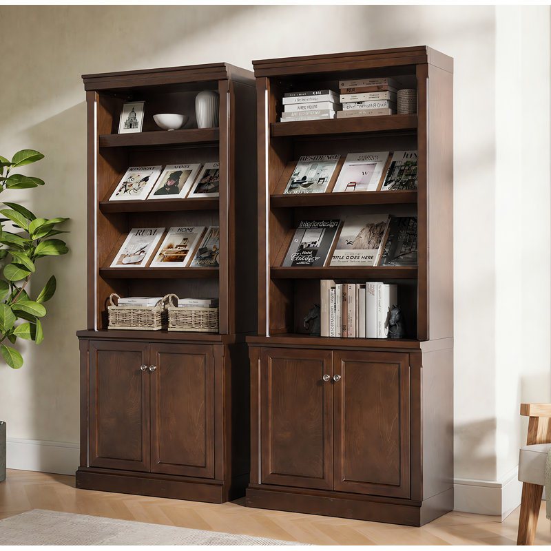 Bibliothèque Connie de style transitionnel, 198 cm (78 po) de hauteur, en bois massif, avec étagères ouvertes réglables et armoire de rangement.