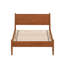 Lit plateforme simple dans un style Mid-Century, finition chêne, perfection en bois d'ingénierie, ensemble de lattes de charme, bois massif et pieds fuselés
