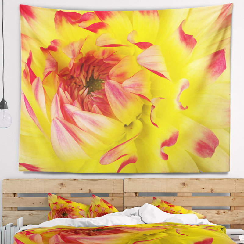Tapisserie florale jaune et rouge, H 32 po x l 39 po