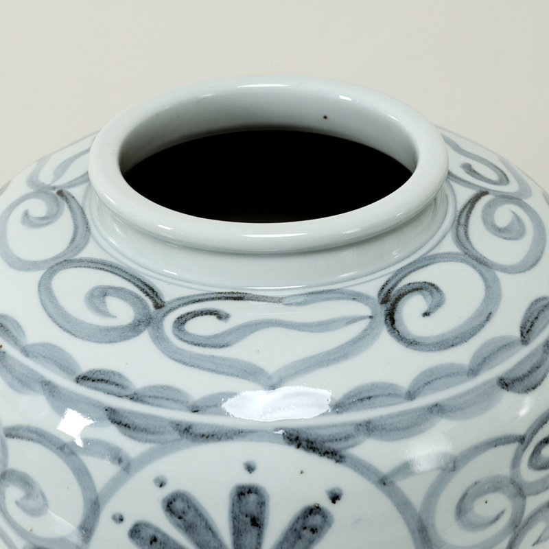 Env. Vase 14,6 pouces bleu subtil et blanc (ouverture de 7 po)