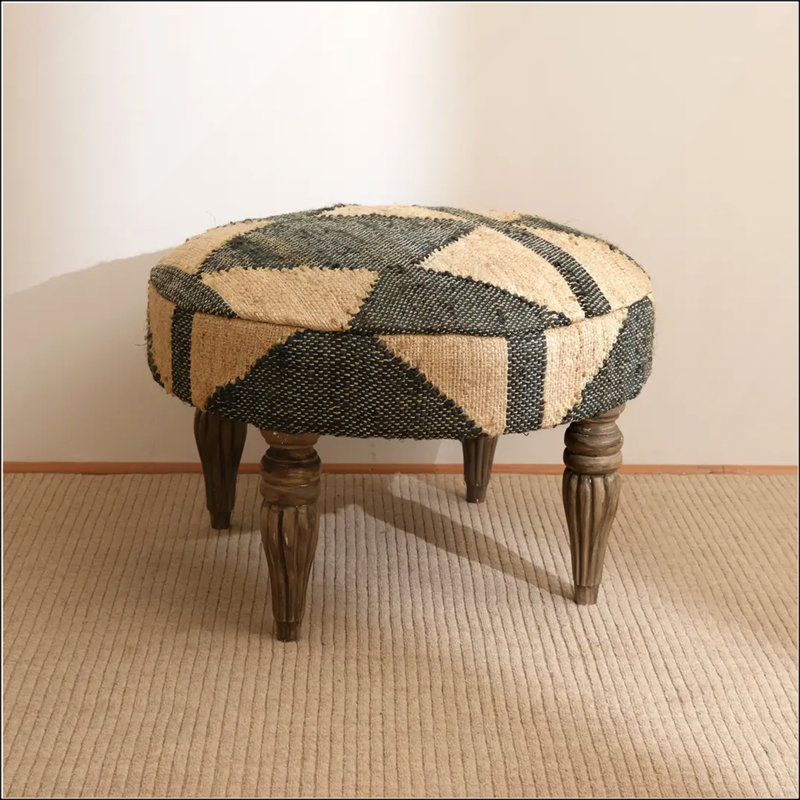 Tabouret rembourré fabriqué à la main Kilim avec motif géométrique en jute durable et tissu de coton, parfait pour un décor moderne et rustique