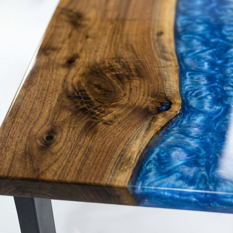 Table époxy bleue avec pieds en métal