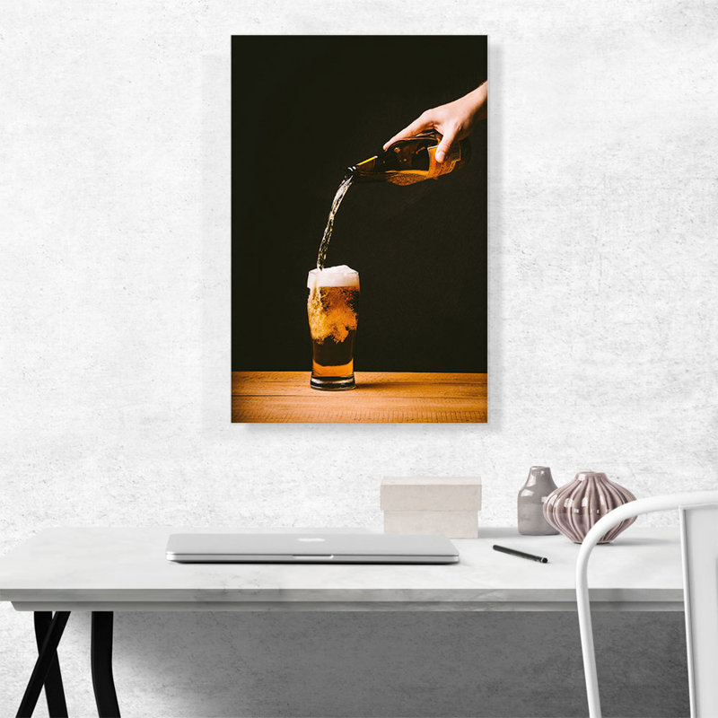 «Beer Versing Glass and Bottle Bar - Reproduction de photo sur toile tendue, H 26 po x l 18 po x P 0,75 po