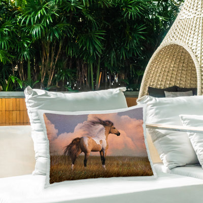 Coussin d'extérieur imprimé Into The West Horse par Laurie Prindle