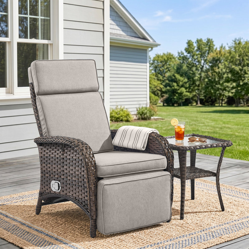 Chaise longue inclinable réglable en osier avec coussins Serita, Beige