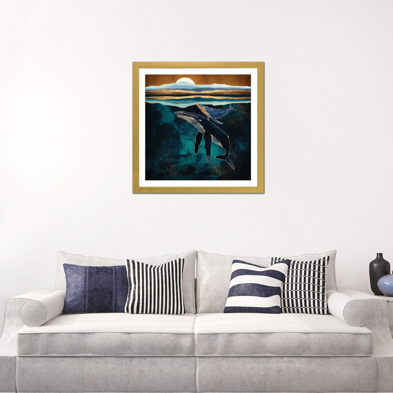 Moonlit Whales - impression d'art graphique, Blanc, H 24 po x l 24 po x p 1 po, Papier encadré doré