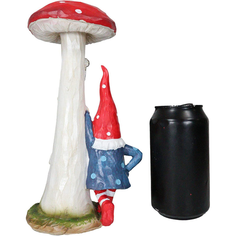 Elnan gnome debout près d'un champignon crapaud géant