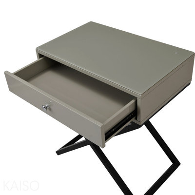 Table de chevet en bois blanc l 23 po Koraldo, table de bout avec plateau en verre, tiroir et base en métal