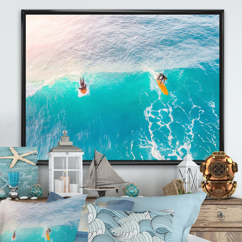 Surfers on a Bright Sunny Ocean Wave - reproduction de photo sur toile, H 24 po x l 32 po x P 1 po, Toile avec cadre noir