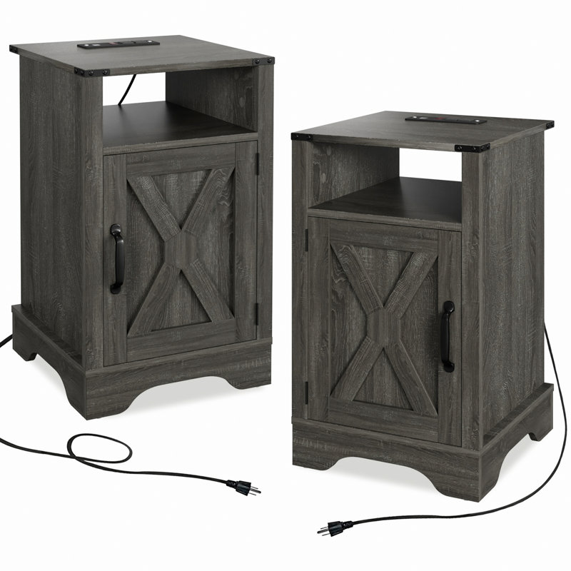 Deux tables de chevet, table d'appoint, table de bout en bois avec prise de courant