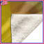 Chapeau jaune sur couvertures bleues-124198517