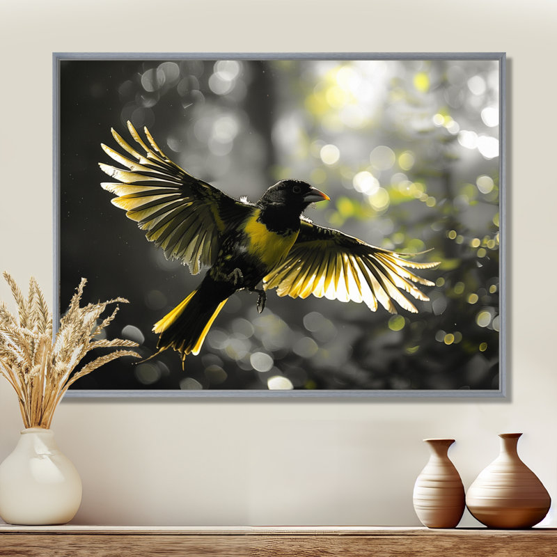 Jaune, noir, rythme de la forêt tropicale, oiseau II, Toile argentée avec cadre flottant, H 34 po x l 44 po x P 1,5 po