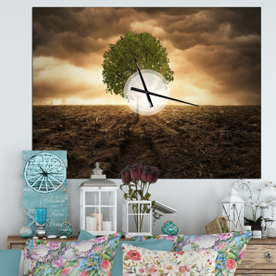 Arbre solitaire sous un ciel dramatique - horloge murale moderne