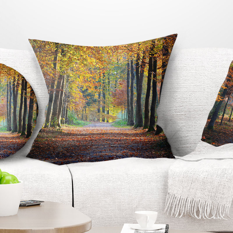 Oreiller grand chemin dans une forêt d’automne paysage, 16 po x 1 po