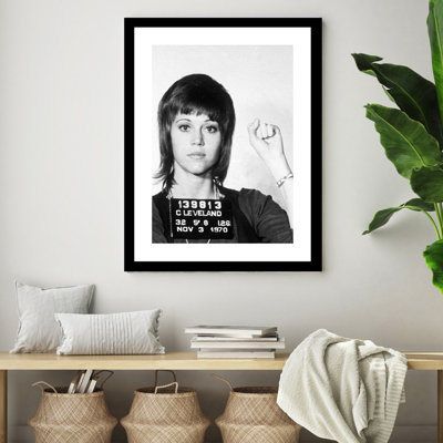 Jane Fonda 1970 Mugshot - impression encadrée 14 x 18