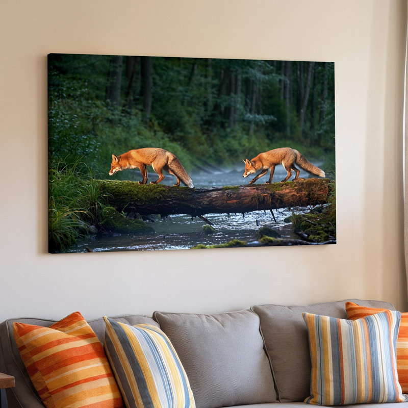 Toile dans une forêt sereine encadrant deux renards roux traversant gracieusement un art mural, H 18 po x l 24 po