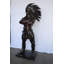 Statue indienne en bronze debout pour homme - Taille: L 30 po x l 28 po x H 79 po.
