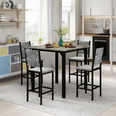 Table et chaises de salle à manger 5 pièces, 1 table à hauteur de comptoir et 4 tabourets de bar, ensemble de meubles de cuisine moderne, équipé de chaises rembourrées, table de salle à manger compacte avec une texture semblable au marbre, convient aux meubles de salon, de bar et de cuisine